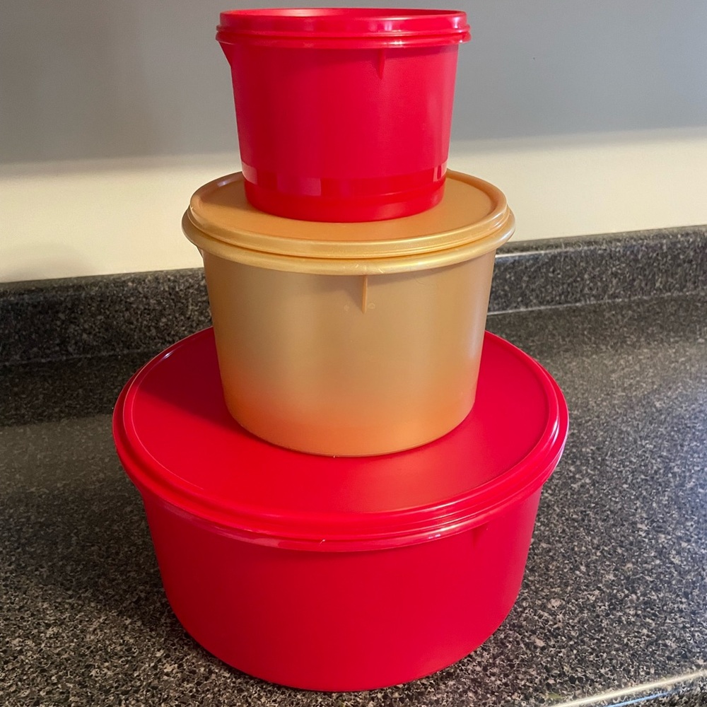 TUPPERWARE NESTING BOWLS WITH LIDS (3)